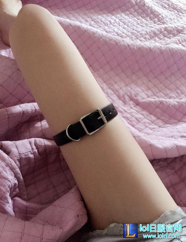 女主播直播秀美腿求礼物 不然就停播!