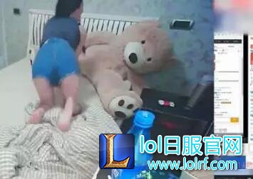 女主播铤而走险直播秀大腿!结果漏了屁股