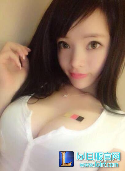 美女主播发私照抱怨:是不是胸大就被骂?