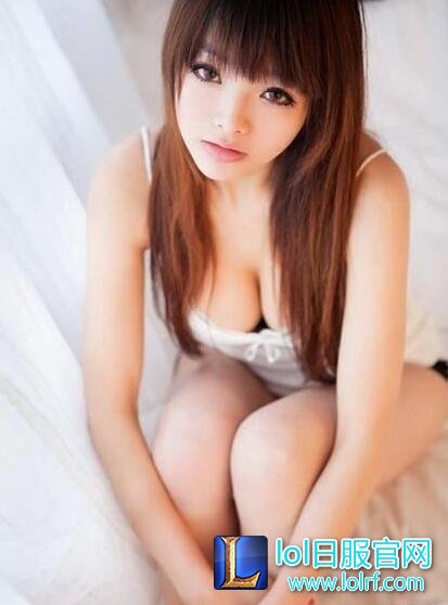 美女主播发私照抱怨:是不是胸大就被骂?