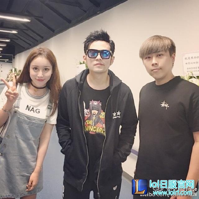 55开晒与周杰伦合照 网友吐槽:丑出新高