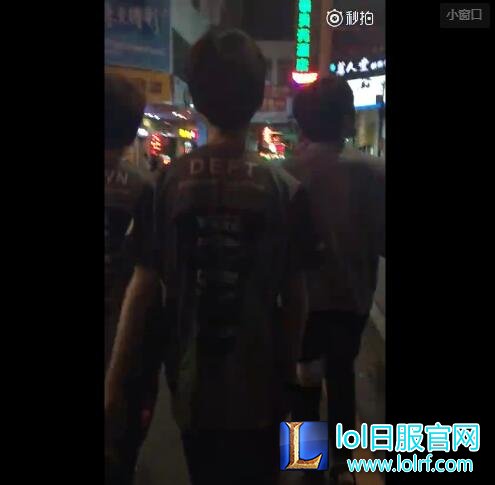 LOL奇葩女粉:尾行Uzi要签名 不签骂人智障