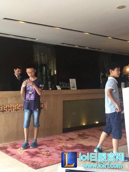LOL奇葩女粉:尾行Uzi要签名 不签骂人智障