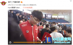 Huni一脸羡慕 SKT看球Faker被球员求合影,lol日服