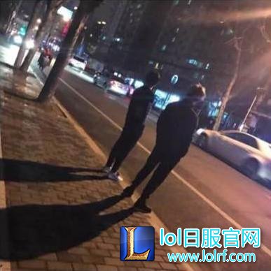 EDG两大替补厂长扣肉街头散心，背影落寞让人心疼！
