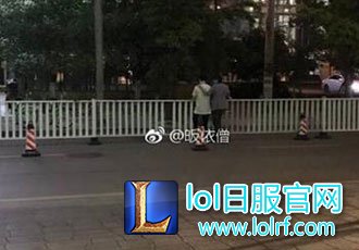 很难受!RNG教练赛后安慰小虎一幕引热议