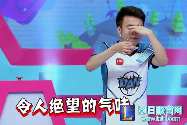 图4:阿伟品尝猫屎味黑暗料理.jpg
